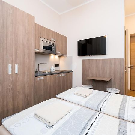 Manesova Astra Apartment Прага Екстер'єр фото